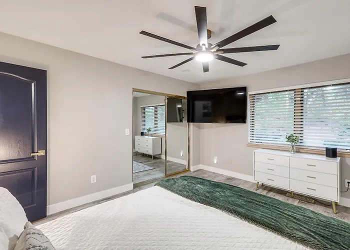 Deluxe Flagstaff Abode W/ Game & Outdoor Fun!