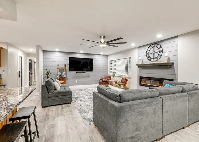Deluxe Flagstaff Abode W/ Game & Outdoor Fun! *